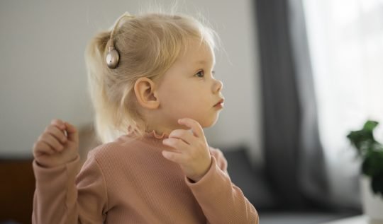 Implantes cocleares: lo que debes saber antes de decidirte (y la importancia de un otólogo experto en el proceso)