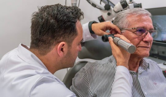 ¿Por qué acudir a un otólogo especializado? Señales de alerta en tu audición, equilibrio o voz